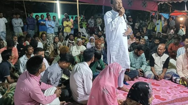 ধামরাইয়ে কফিল পাগলের ৮ম উরস শরিফে অতিথিবৃন্দ ও বাউল সংগীতের দৃশ্য।