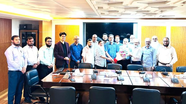 নবনিযুক্ত অধ্যক্ষ অধ্যাপক ডা. মোস্তফা তৌফিক আহমেদকে মাউন্ট এডোরার ফুলেল শুভেচ্ছা।